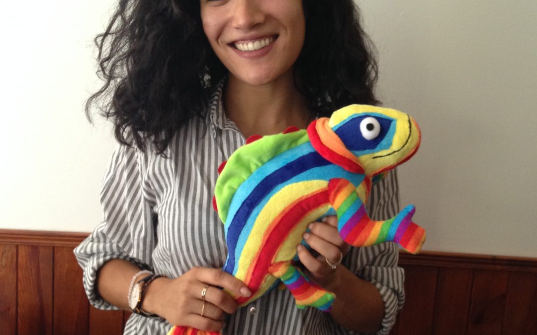 Sabrina Ouazani et la mascotte de CAMELEON