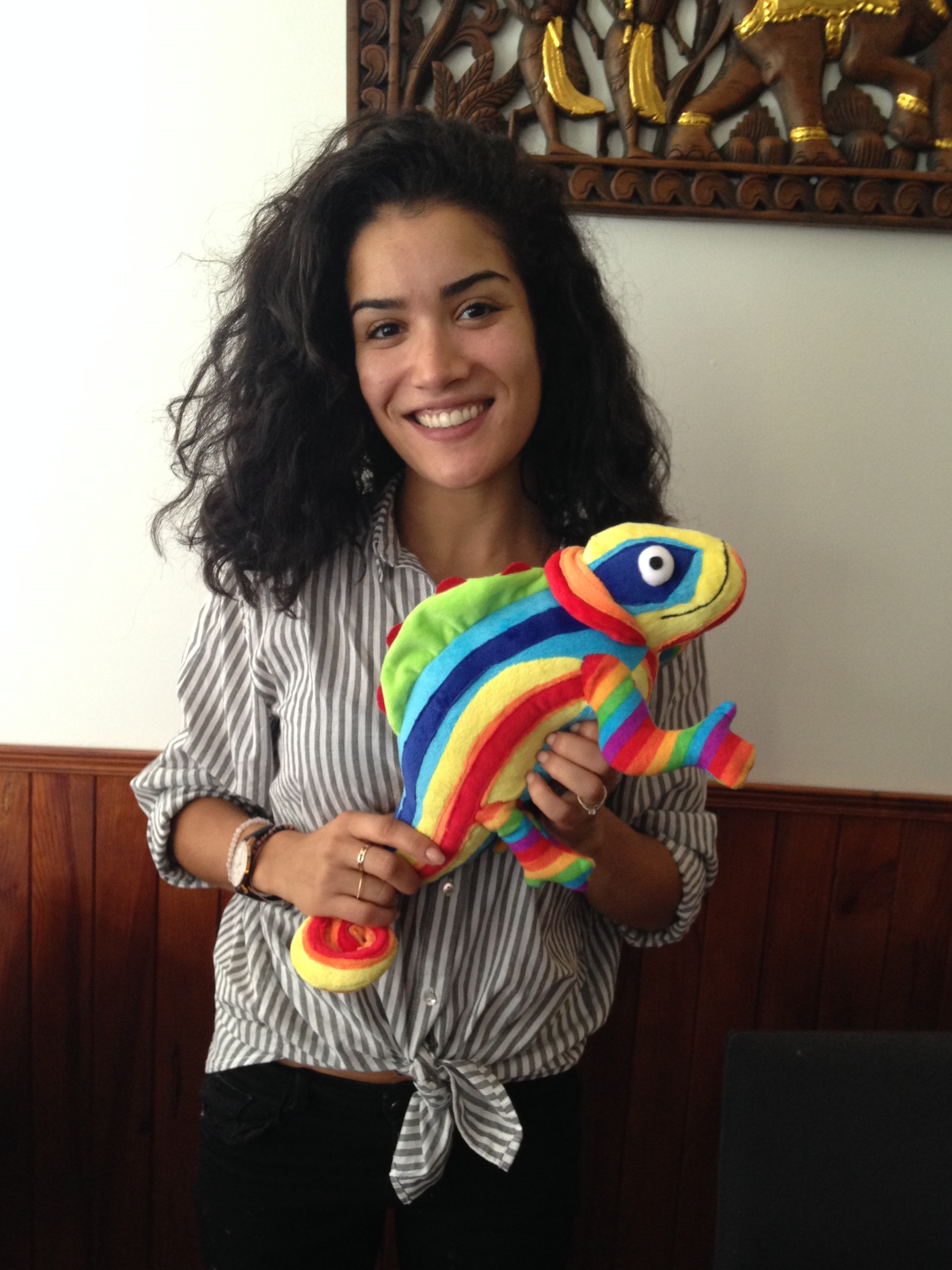 Sabrina Ouazani et la mascotte de CAMELEON