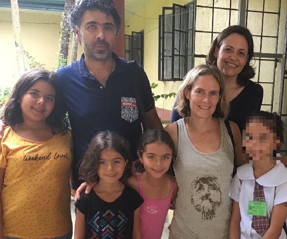 Une famille française rend visite à sa filleule aux Philippines
