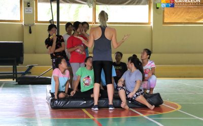 Emma, artiste de cirque, en visite à CAMELEON Philippines