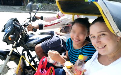 Oriane marraine, est venue rendre visite à sa filleule aux Philippines